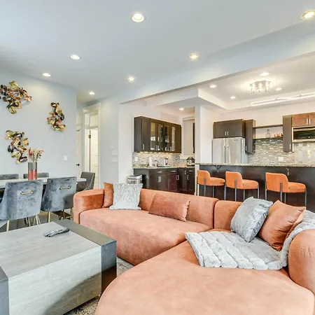 Spacious Condo With Deck About 3 Mi To Downtown Chicago!