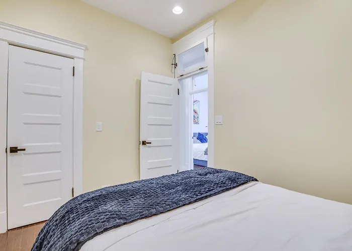 Spacious Condo W/ Deck ~ 3 Mi To Downtown Chicago! *