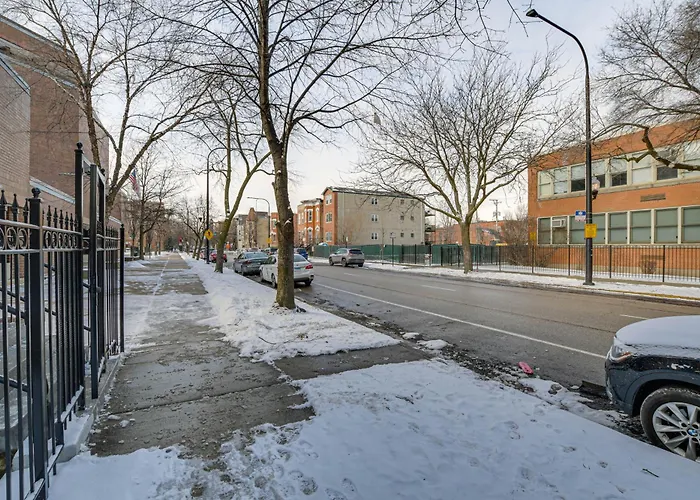 Spacious Condo W/ Deck ~ 3 Mi To Downtown Chicago!