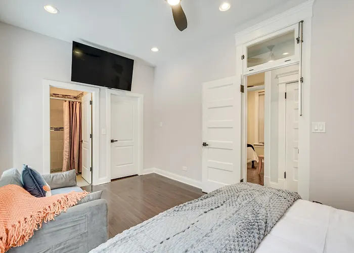 Апартаменты Spacious Condo W/ Deck ~ 3 Mi To Downtown Chicago! *