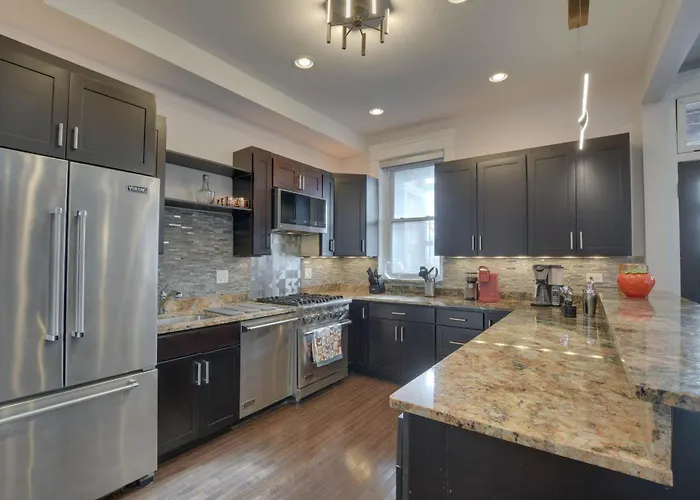 Spacious Condo W/ Deck ~ 3 Mi To Downtown Chicago! *