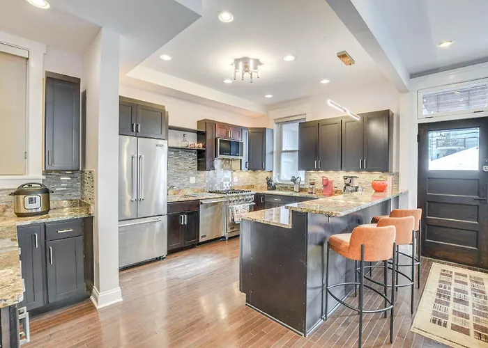 Spacious Condo W/ Deck ~ 3 Mi To Downtown Chicago!