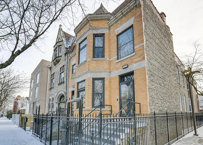 Spacious Condo W/ Deck ~ 3 Mi To Downtown Chicago! Чикаго
