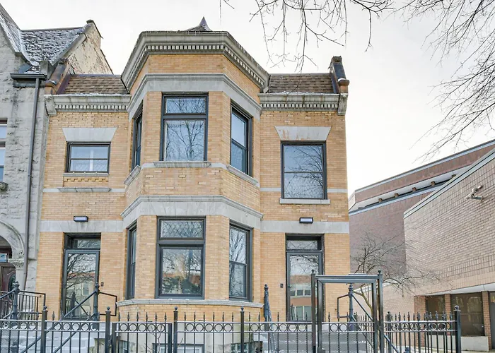 Spacious Condo W/ Deck ~ 3 Mi To Downtown Chicago! *