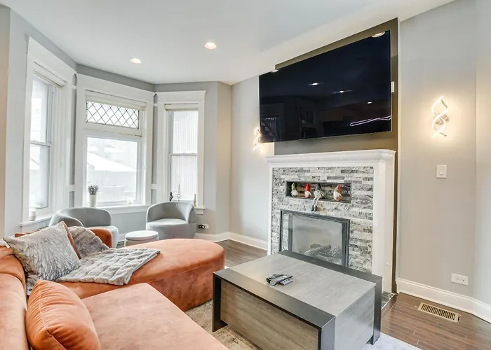 Spacious Condo W/ Deck ~ 3 Mi To Downtown Chicago!
