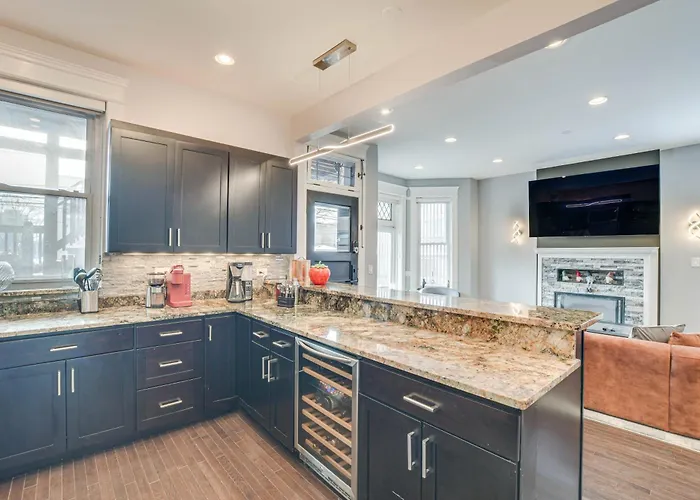Апартаменты Spacious Condo W/ Deck ~ 3 Mi To Downtown Chicago! Чикаго